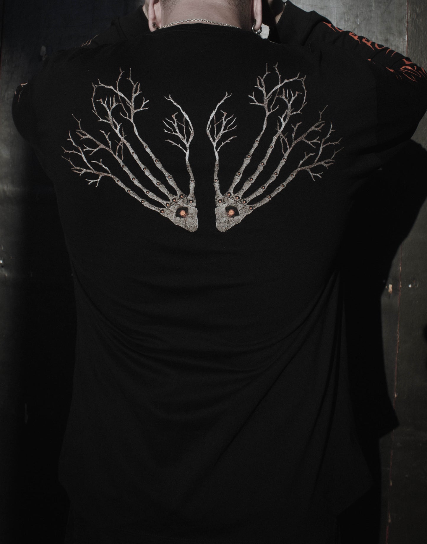 MANGA LONGA TREEPOPHOBIC HORROR | EDIÇÃO LIMITADA | TINTA REATIVA À LUZ NEGRA